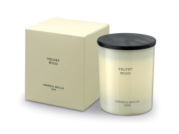 Candle in glass Velvet wood 230 gr.